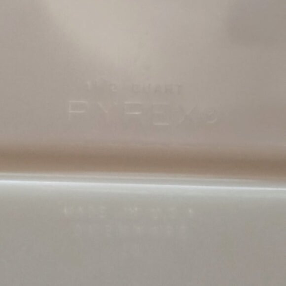 Vintage Pyrex Friendship Pattern 1.5 Quart Divided Casserole Dish with White Lid - Picture 9 of 11